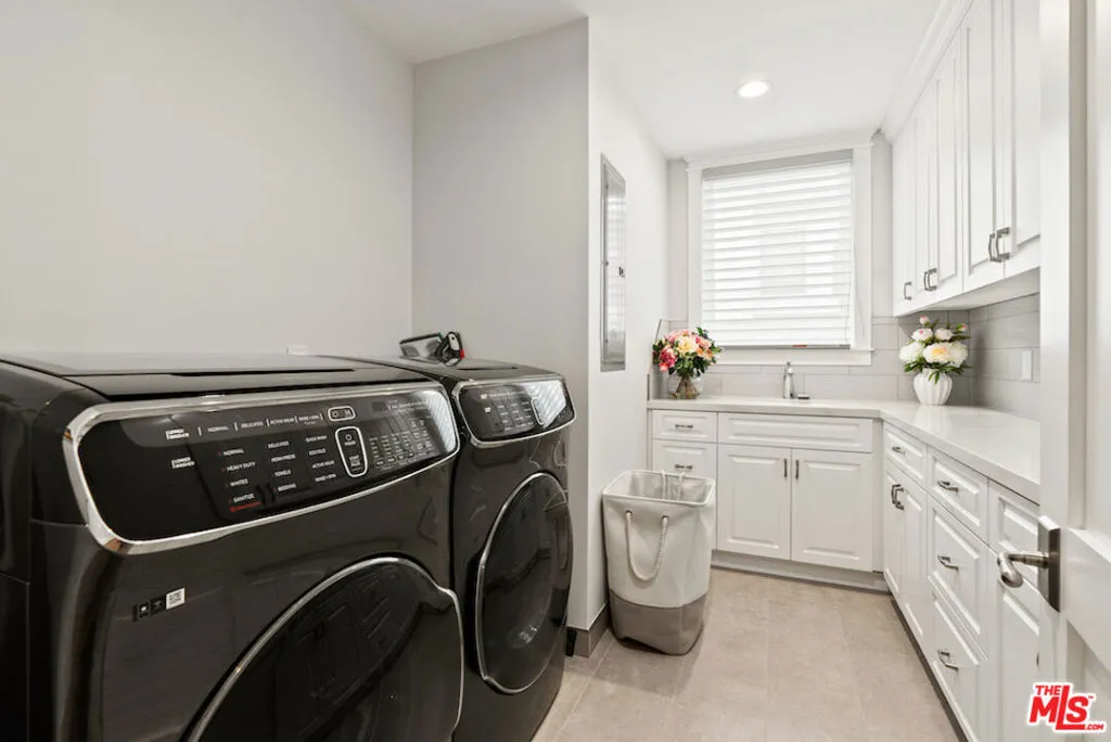 Manhattan Beach, California 90266, United States, 5 Bedrooms Bedrooms, ,7 BathroomsBathrooms,Residential,Active,227260