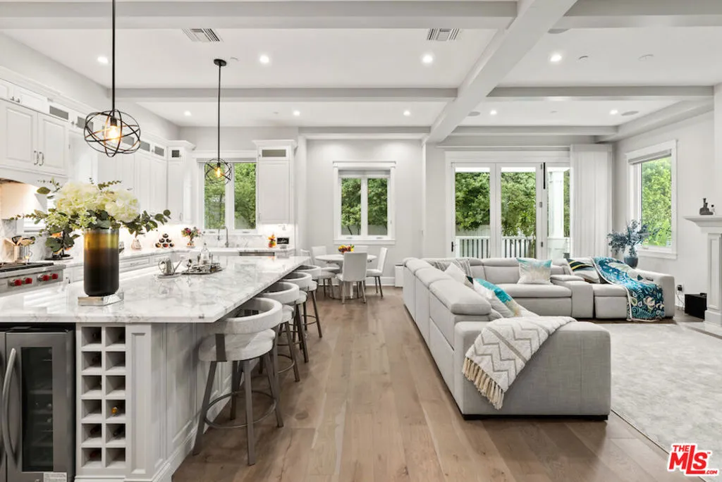 Manhattan Beach, California 90266, United States, 5 Bedrooms Bedrooms, ,7 BathroomsBathrooms,Residential,Active,227260