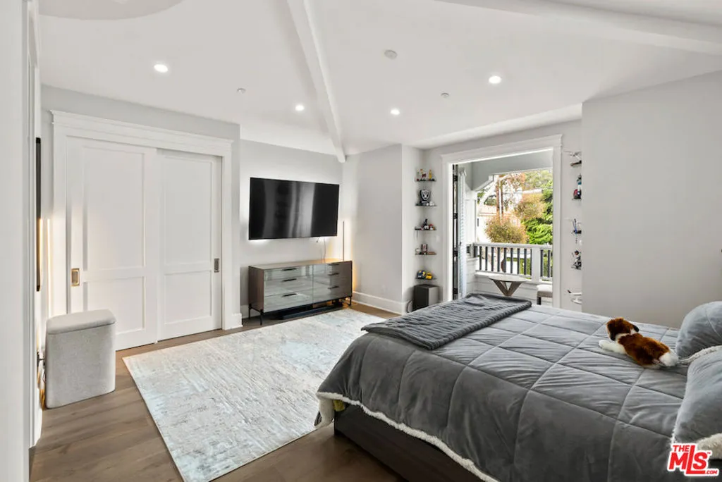 Manhattan Beach, California 90266, United States, 5 Bedrooms Bedrooms, ,7 BathroomsBathrooms,Residential,Active,227260