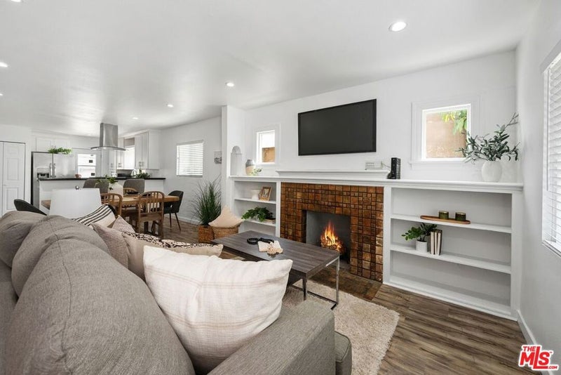 1919 W 65th Place