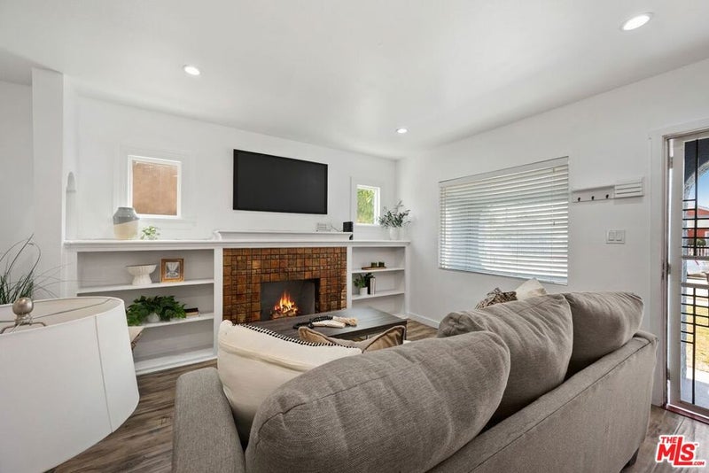 1919 W 65th Place
