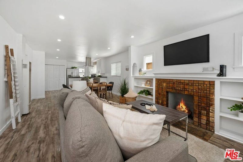 1919 W 65th Place