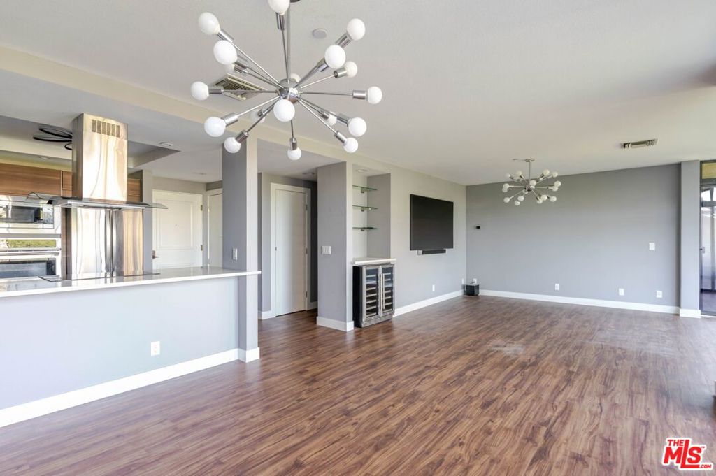 880 W 1st Street 712