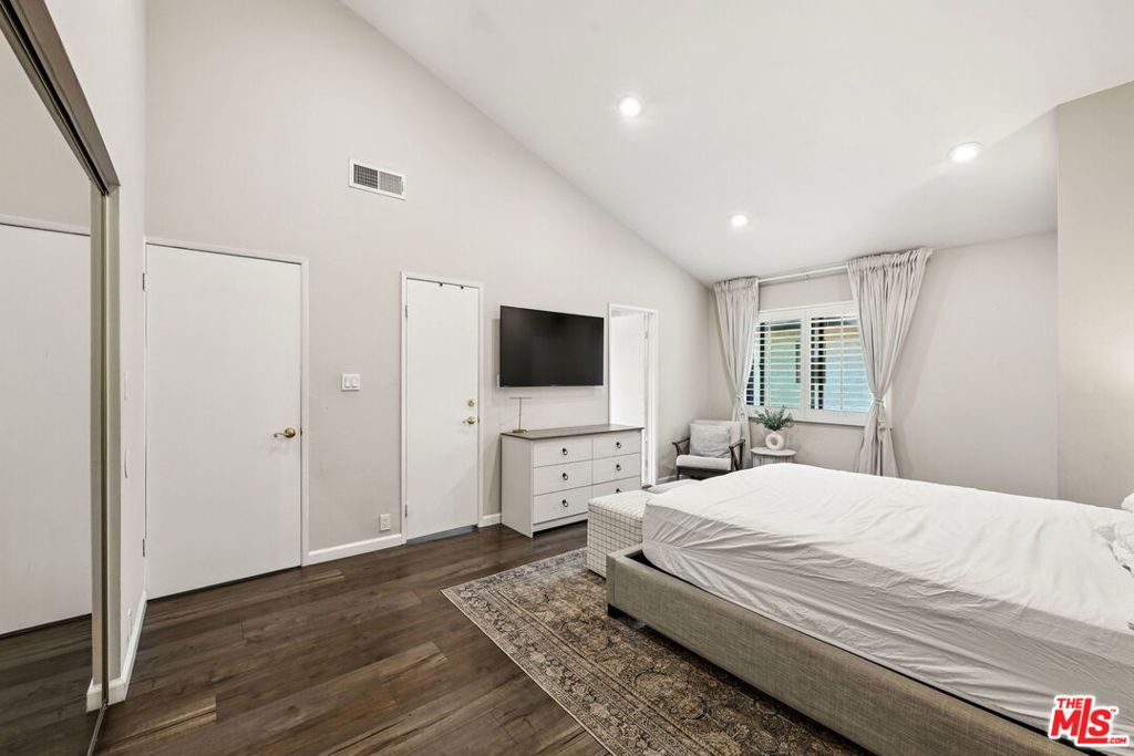 13412 Burbank Boulevard 3