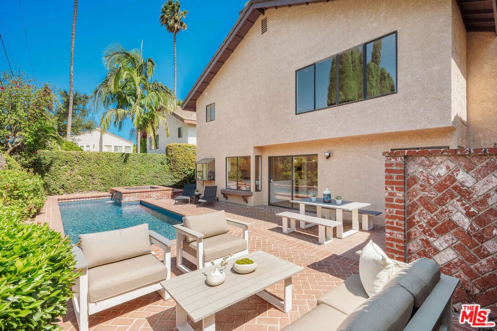 13033 Magnolia Boulevard