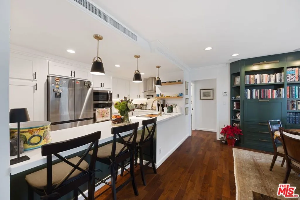 Los Angeles, California 90067, United States, 2 Bedrooms Bedrooms, ,2 BathroomsBathrooms,Residential,Active,231972