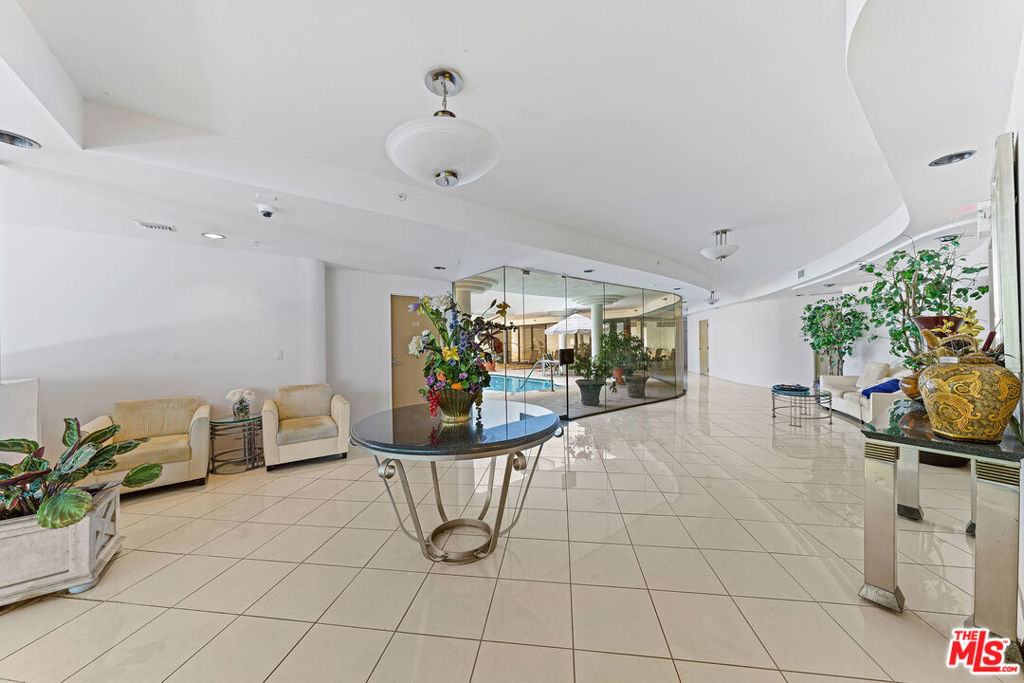 450 N MAPLE Drive 401