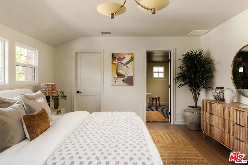 Los Angeles, California 90049, United States, 4 Bedrooms Bedrooms, ,4 BathroomsBathrooms,Residential,Pending,212277