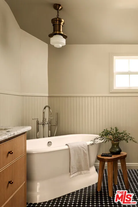 Los Angeles, California 90049, United States, 4 Bedrooms Bedrooms, ,4 BathroomsBathrooms,Residential,Pending,212277