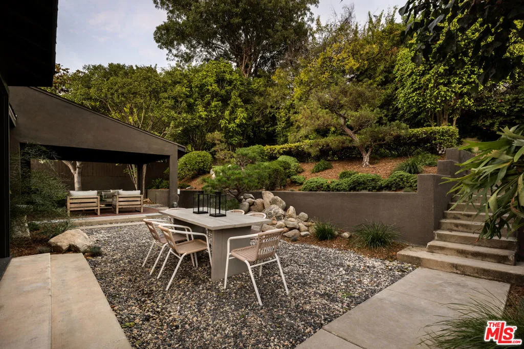 Los Angeles, California 90049, United States, 4 Bedrooms Bedrooms, ,4 BathroomsBathrooms,Residential,Pending,212277