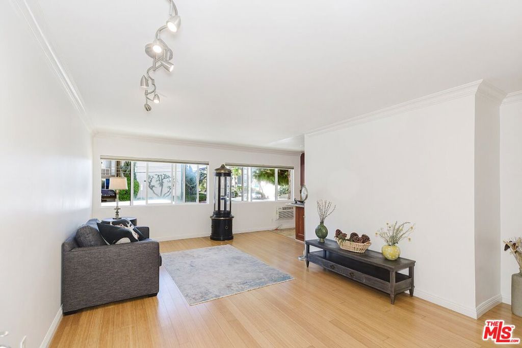 1154 S Barrington Avenue 101