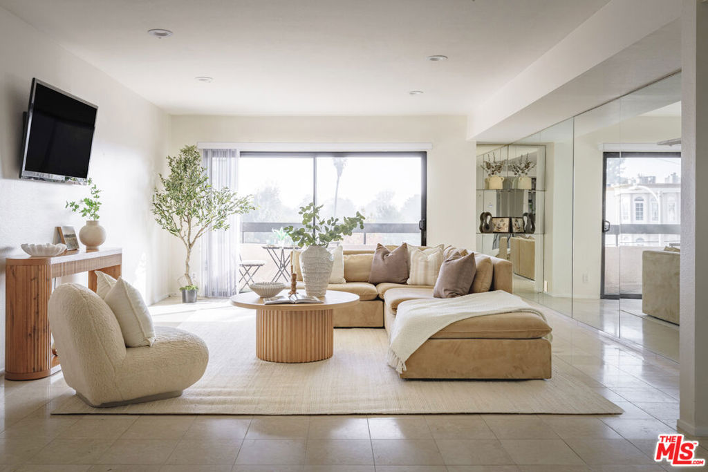 4829 Whitsett Avenue 301