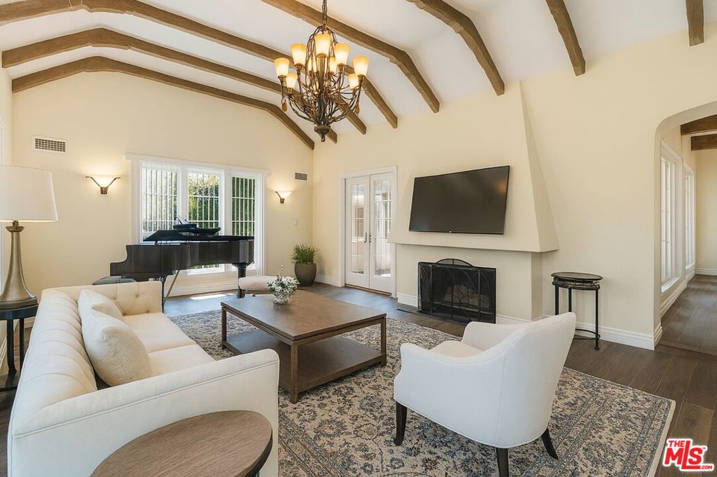 Properties 3 207 N Doheny Drive