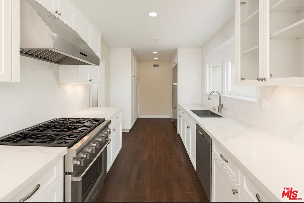 Properties 4 207 N Doheny Drive