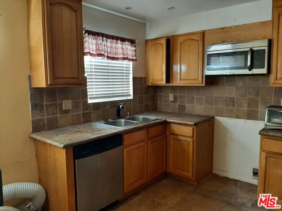 719 N Eucalyptus Avenue 6C