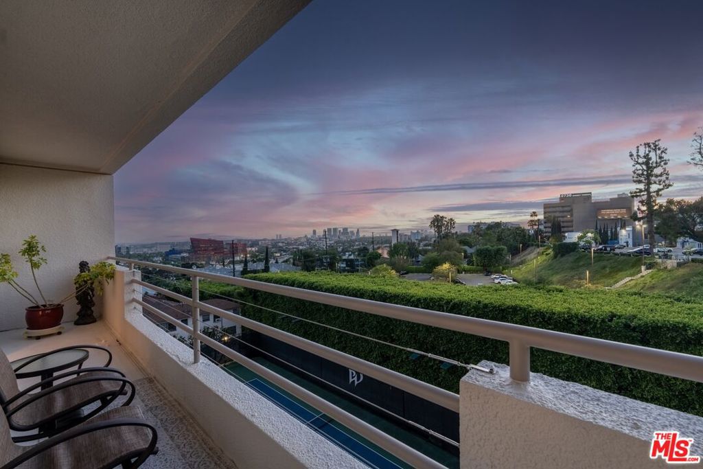1131 Alta Loma Road 515