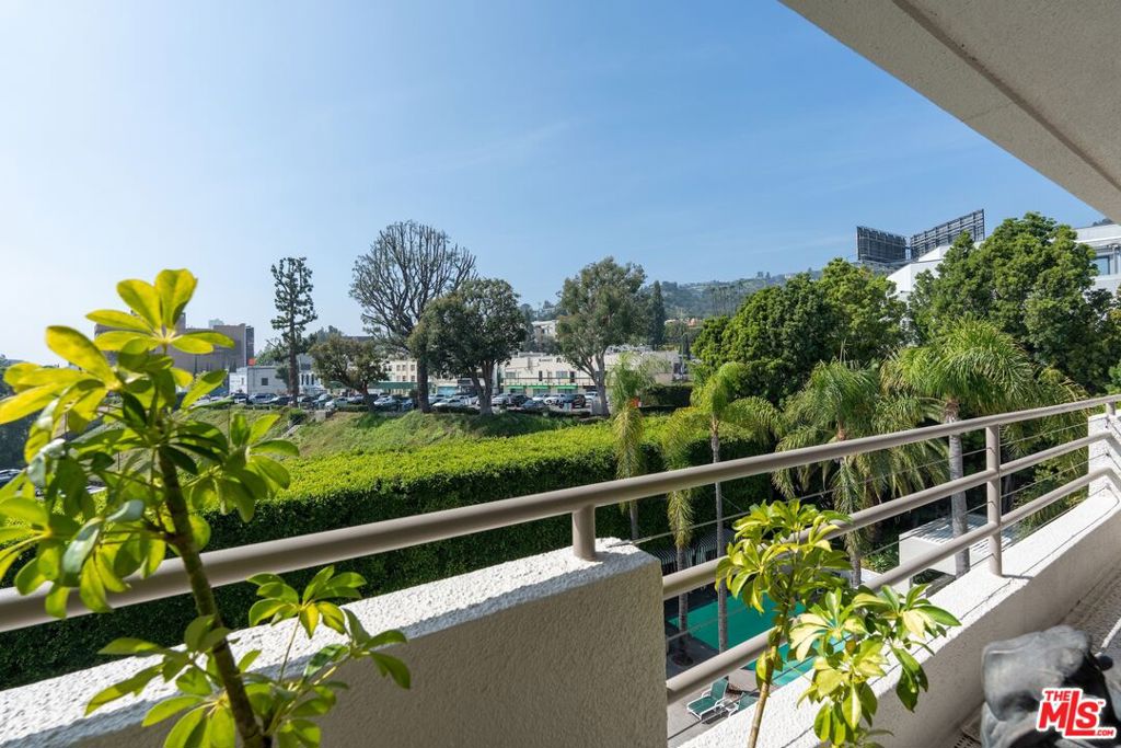 1131 Alta Loma Road 515