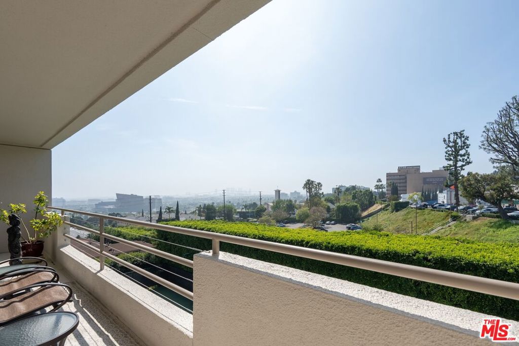1131 Alta Loma Road 515