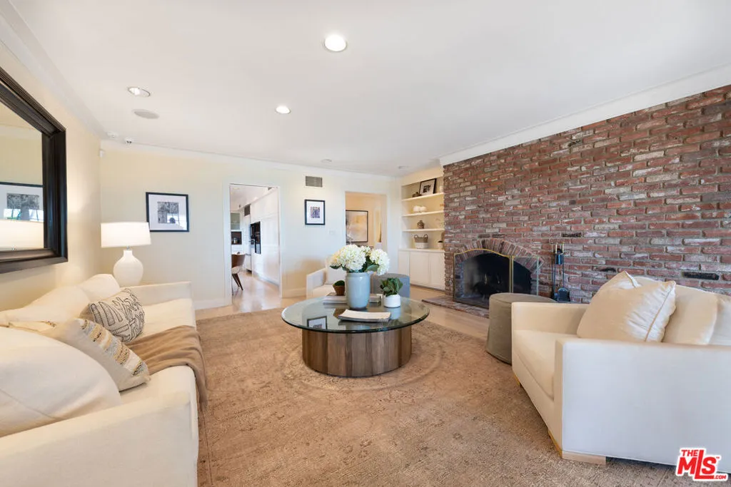 Encino, California 91436, United States, 5 Bedrooms Bedrooms, ,4 BathroomsBathrooms,Residential,Active,159322