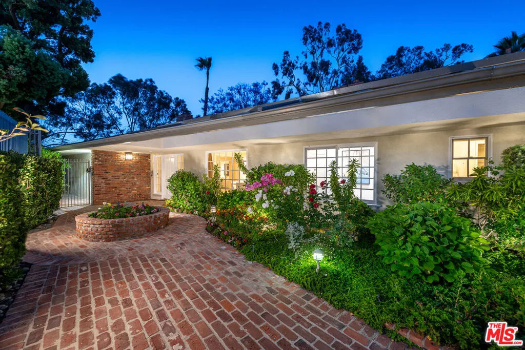 Encino, California 91436, United States, 5 Bedrooms Bedrooms, ,4 BathroomsBathrooms,Residential,Active,159322