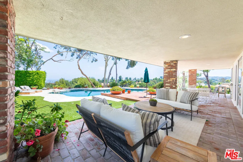 Encino, California 91436, United States, 5 Bedrooms Bedrooms, ,4 BathroomsBathrooms,Residential,Active,159322