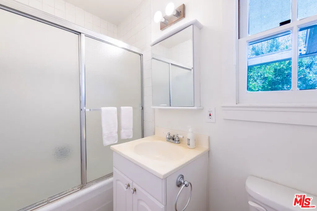 Encino, California 91436, United States, 5 Bedrooms Bedrooms, ,4 BathroomsBathrooms,Residential,Active,159322