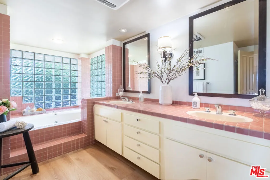 Encino, California 91436, United States, 5 Bedrooms Bedrooms, ,4 BathroomsBathrooms,Residential,Active,159322