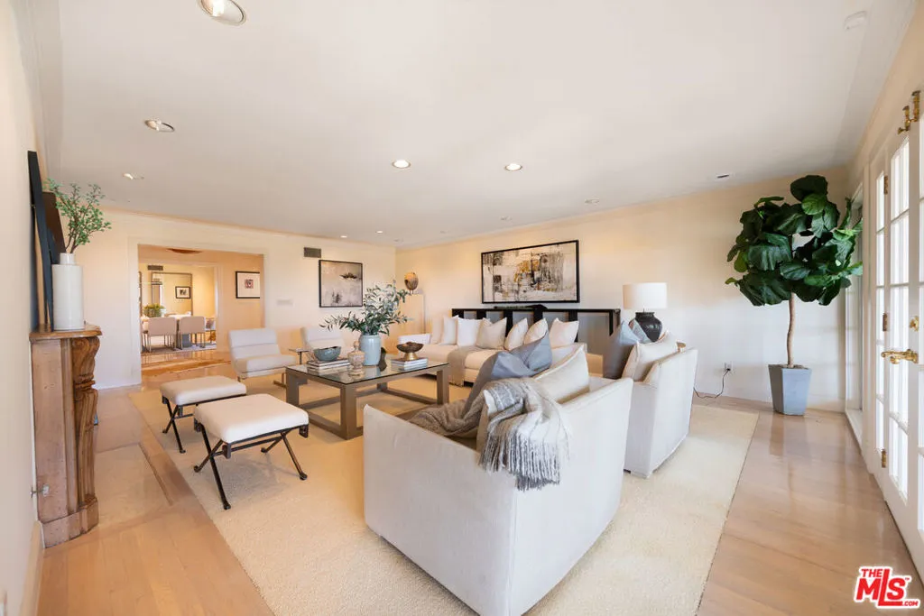 Encino, California 91436, United States, 5 Bedrooms Bedrooms, ,4 BathroomsBathrooms,Residential,Active,159322