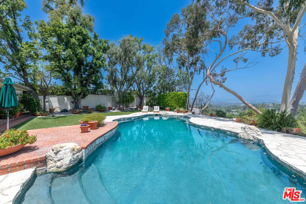 Encino, California 91436, United States, 5 Bedrooms Bedrooms, ,4 BathroomsBathrooms,Residential,Active,159322