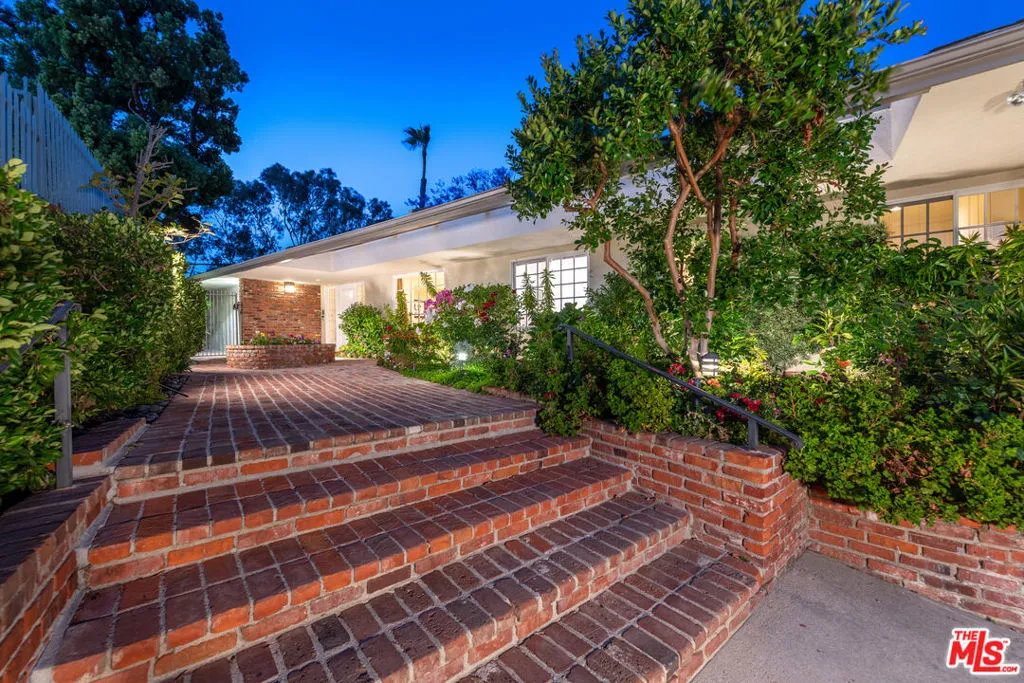 Encino, California 91436, United States, 5 Bedrooms Bedrooms, ,4 BathroomsBathrooms,Residential,Active,159322