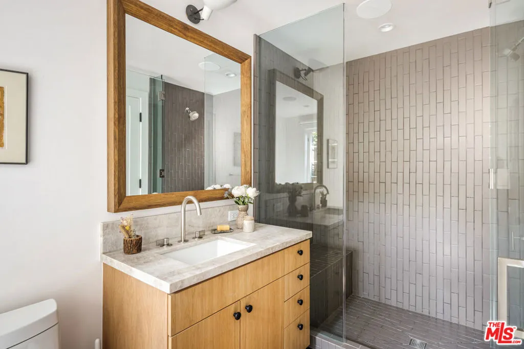 Santa Monica, California 90402, United States, 5 Bedrooms Bedrooms, ,6 BathroomsBathrooms,Residential,Active,240485