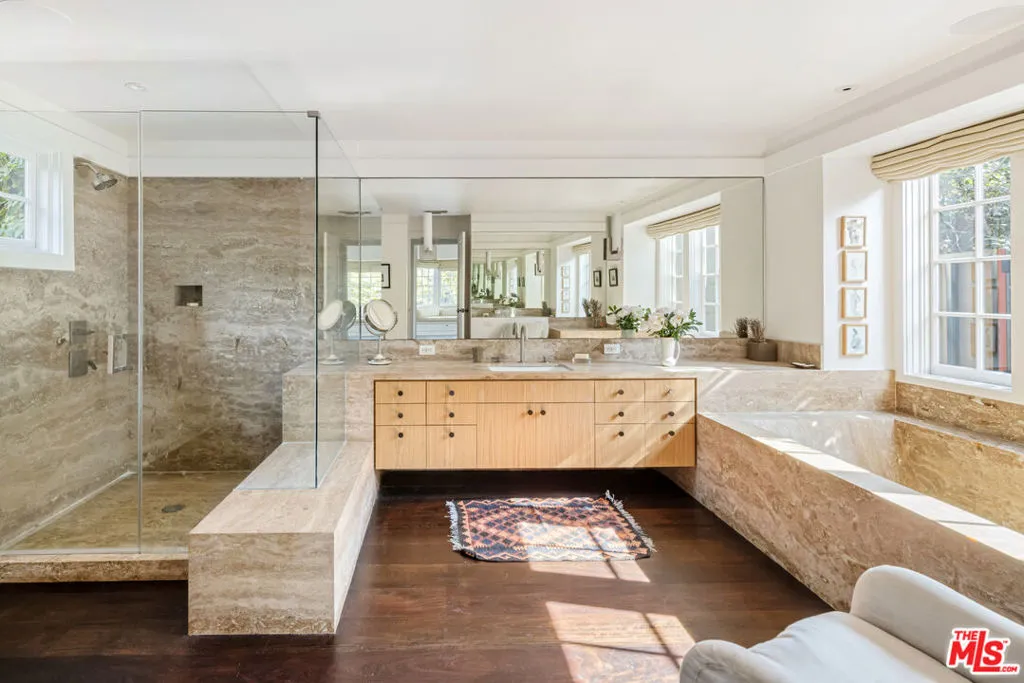 Santa Monica, California 90402, United States, 5 Bedrooms Bedrooms, ,6 BathroomsBathrooms,Residential,Active,240485