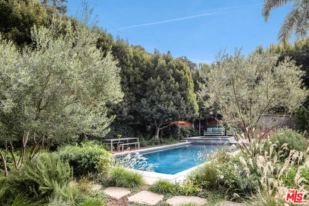 Santa Monica, California 90402, United States, 5 Bedrooms Bedrooms, ,6 BathroomsBathrooms,Residential,Active,240485