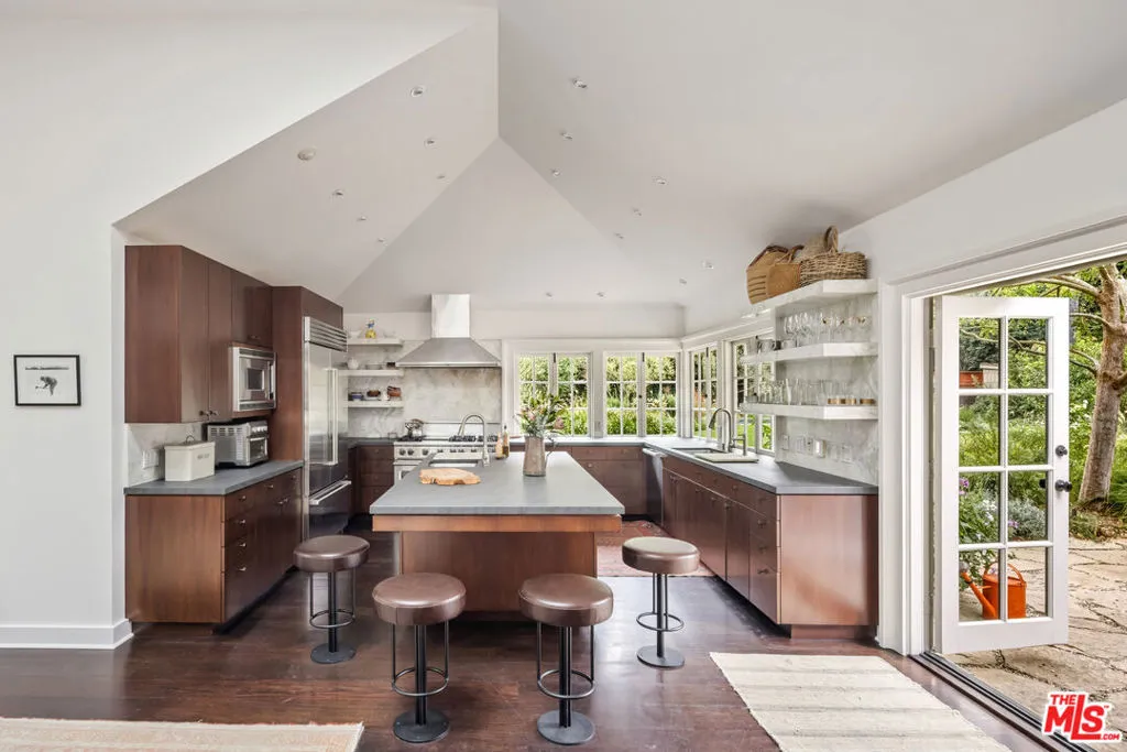 Santa Monica, California 90402, United States, 5 Bedrooms Bedrooms, ,6 BathroomsBathrooms,Residential,Active,240485