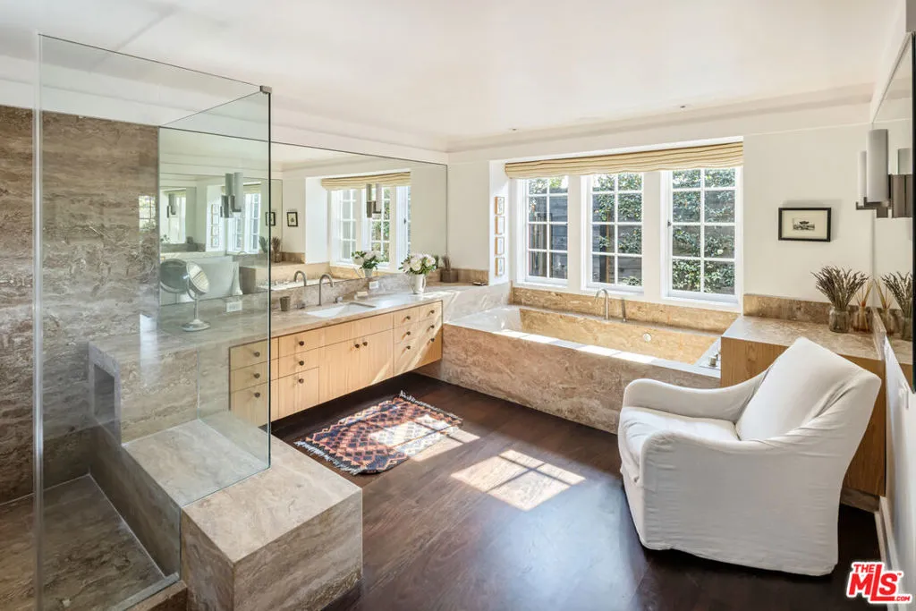 Santa Monica, California 90402, United States, 5 Bedrooms Bedrooms, ,6 BathroomsBathrooms,Residential,Active,240485