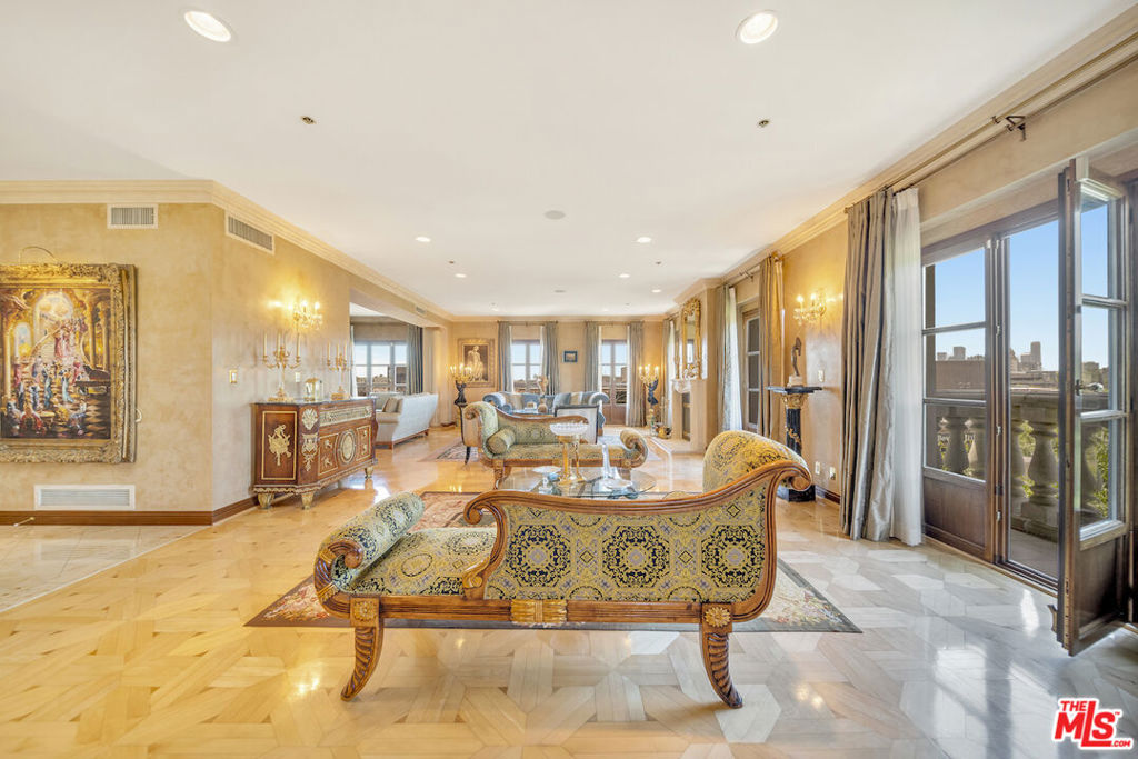 425 N Maple Drive PH 602