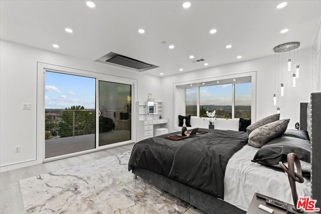 Properties 4 8600 Farralone Avenue