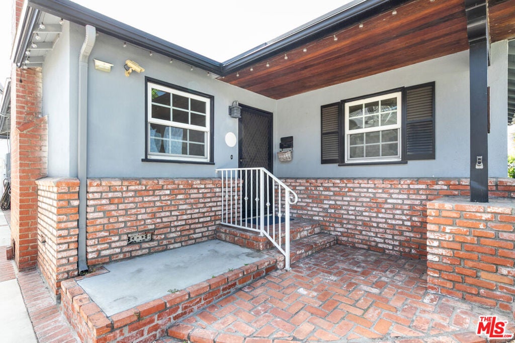 3142 N Naomi Street