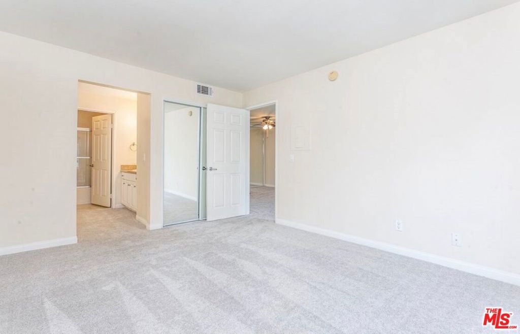 5530 Owensmouth Avenue 219