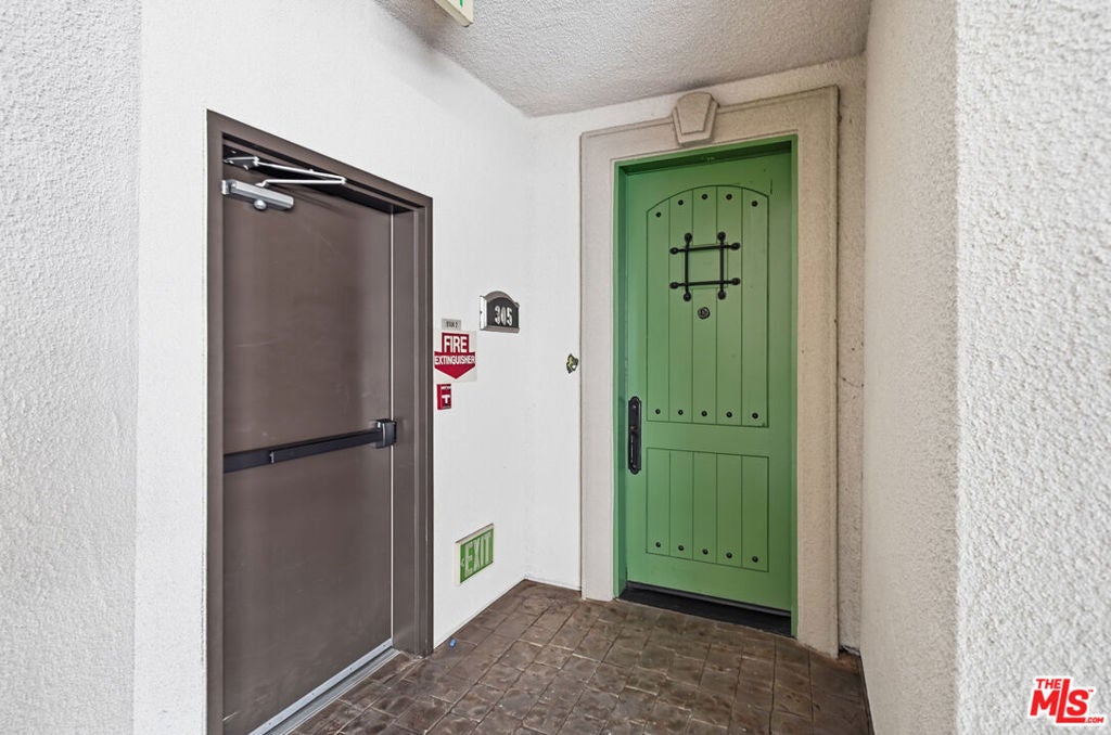 722 S Oxford Avenue 305
