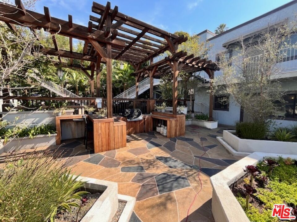 6337 Primrose Avenue
