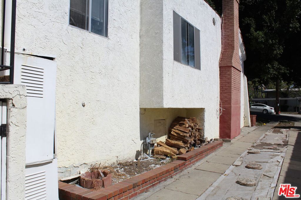 1561 W 7th Street