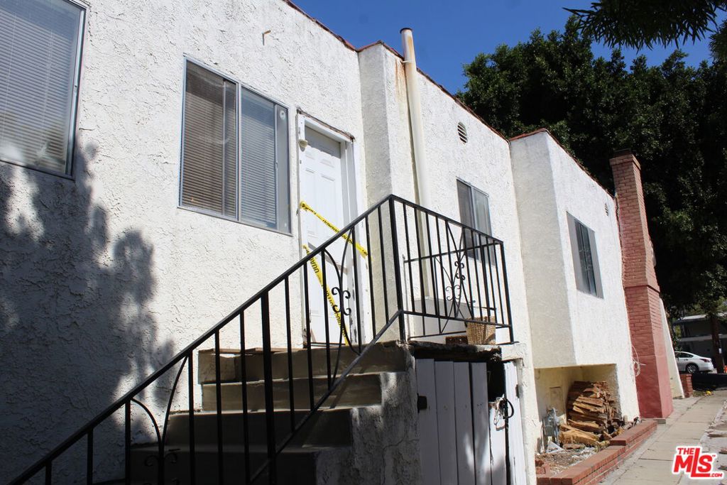 1561 W 7th Street