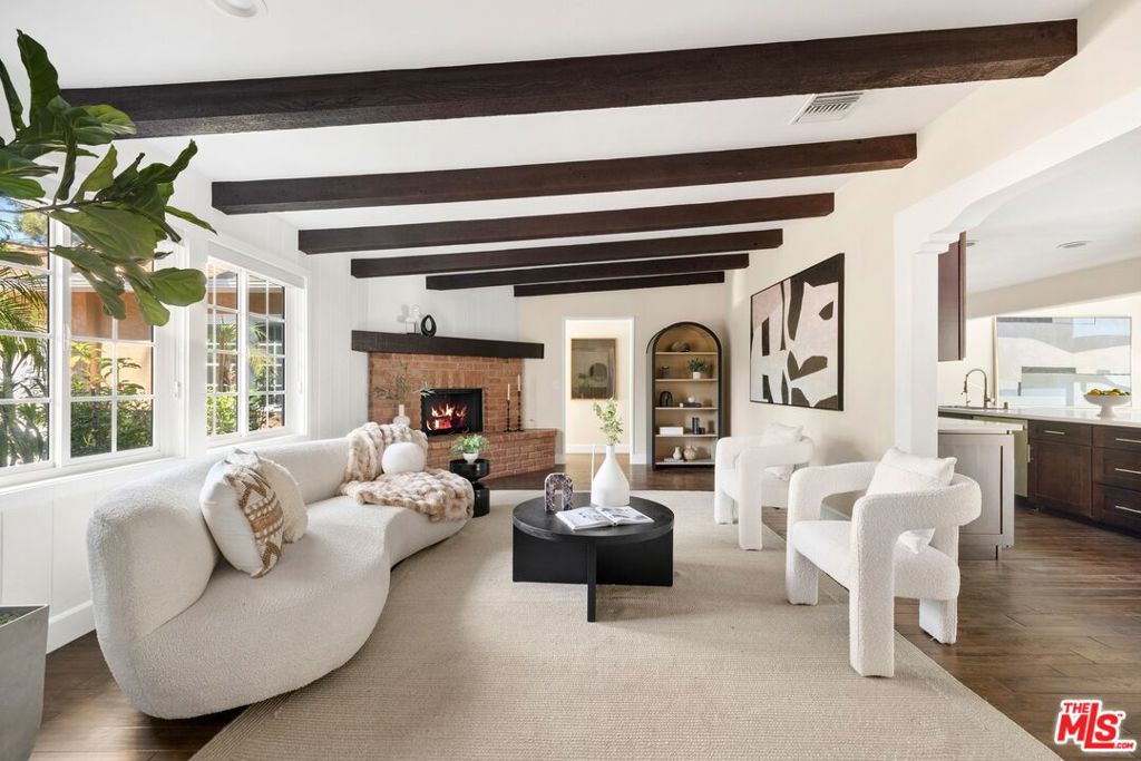 Properties 2 22910 Collins Street