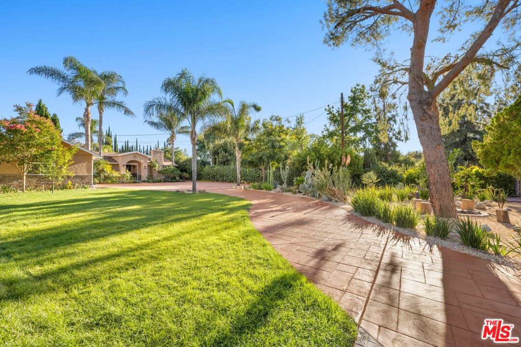 Properties 1 22910 Collins Street