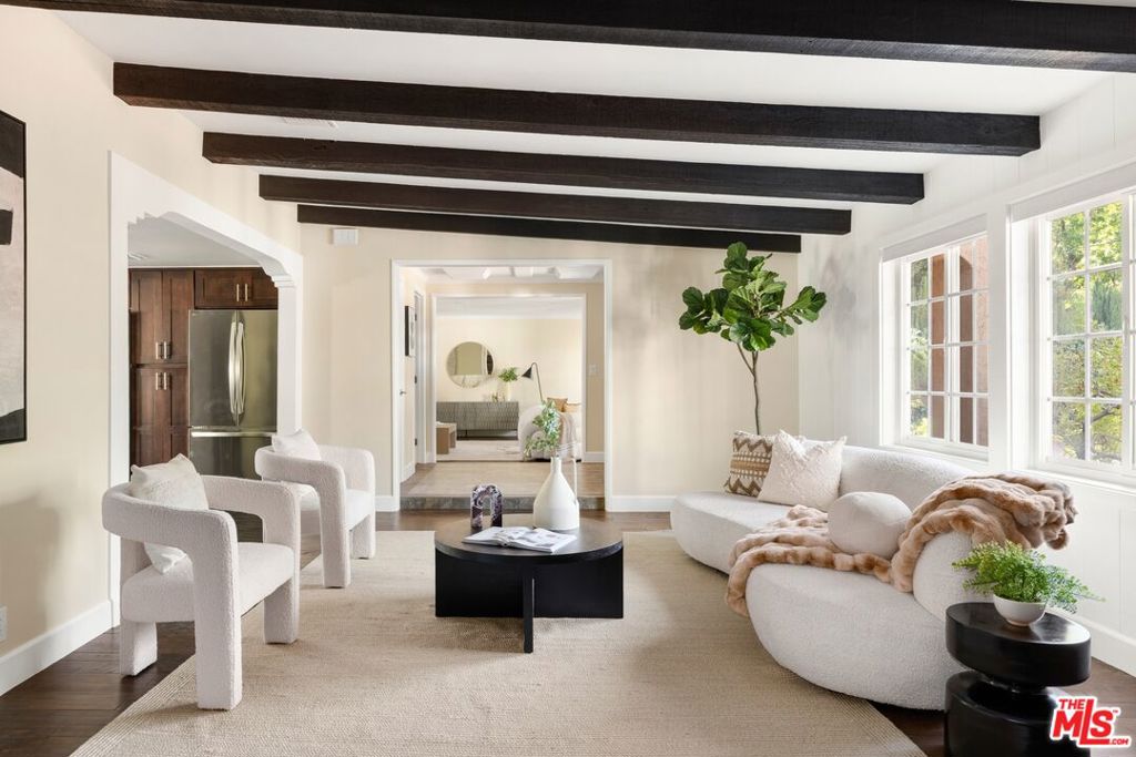 Properties 4 22910 Collins Street