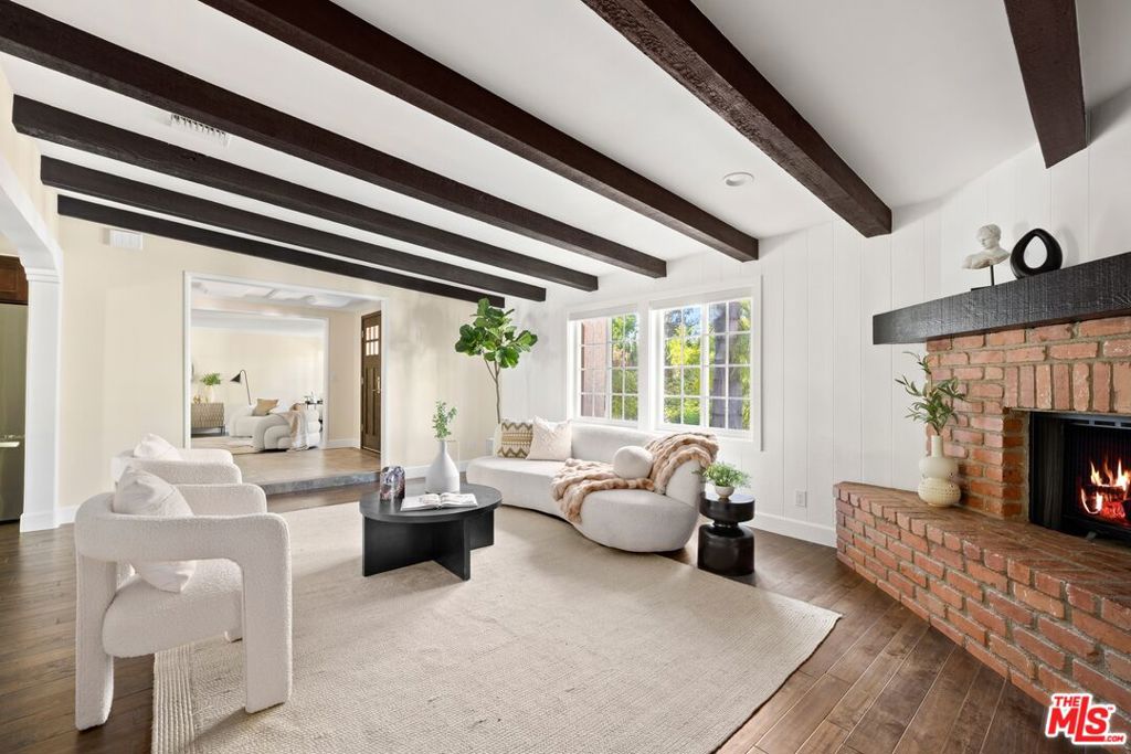 Properties 3 22910 Collins Street
