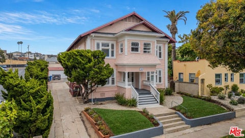 Photo of 108 N Broadway Ave, Redondo Beach, CA 90277 (MLS # 26103119)