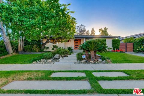 Photo of 5715 Corteen Place, Valley Village, CA 91607 (MLS # 26864669)