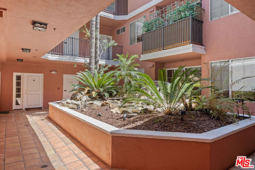 1522 S Saltair Avenue 304